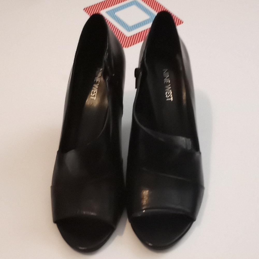Nine West fashion shoe for women. Size 9, heel 3in